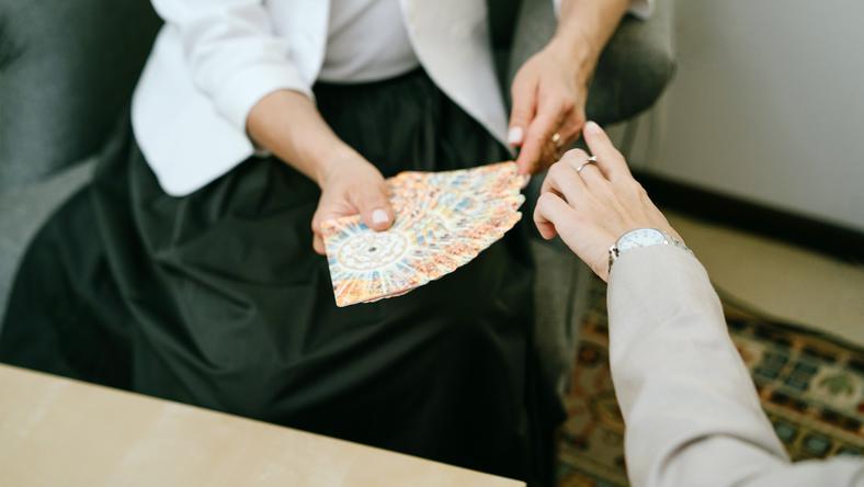 广州“算命一条街”,挤满了需要安慰的年轻人